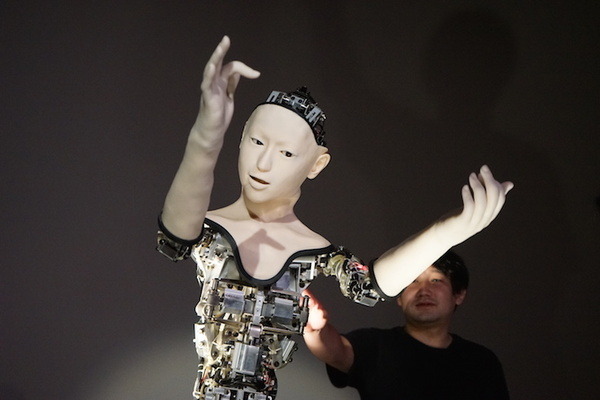 生命らしさを持つ「機械人間オルタ（Alter）」が発表