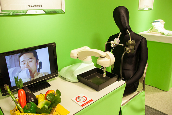 食事を介護するロボット