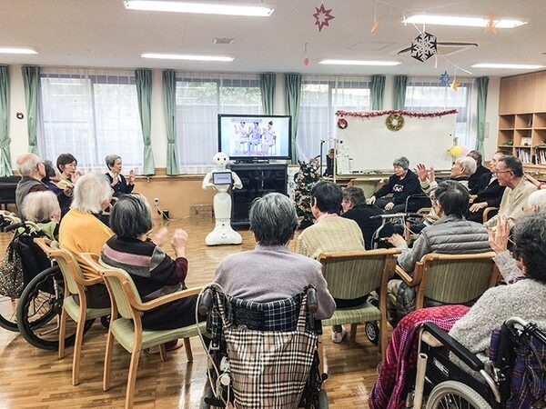 介護ロボット(2) 会話・クイズ・体操、高齢者施設のレクの主役は会話ロボット【サービスロボット最前線 / 初級ロボット講座 第3回】