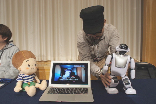 米州開発銀行 (IDB)主催の「日本・中南米ビジネスフォーラム」レセプションで日本のロボットがお出迎え
