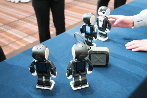 米州開発銀行 (IDB)主催の「日本・中南米ビジネスフォーラム」レセプションで日本のロボットがお出迎え