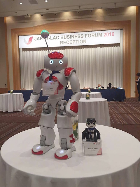 米州開発銀行 (IDB)主催の「日本・中南米ビジネスフォーラム」レセプションで日本のロボットがお出迎え