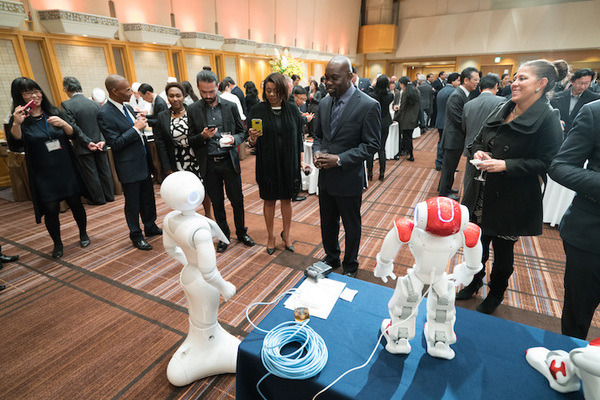 米州開発銀行 (IDB)主催の「日本・中南米ビジネスフォーラム」レセプションで日本のロボットがお出迎え