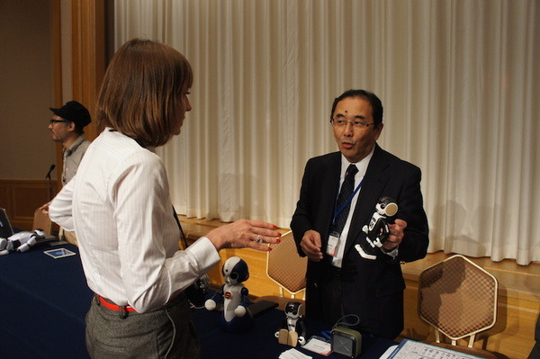米州開発銀行 (IDB)主催の「日本・中南米ビジネスフォーラム」レセプションで日本のロボットがお出迎え