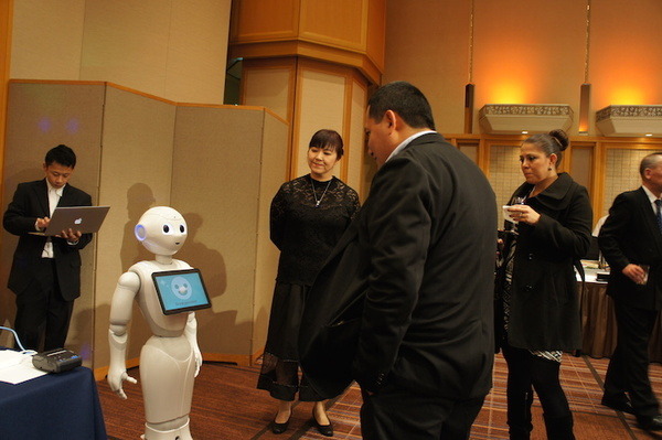 米州開発銀行 (IDB)主催の「日本・中南米ビジネスフォーラム」レセプションで日本のロボットがお出迎え