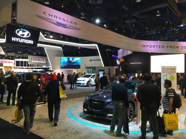 自動車メーカーブース