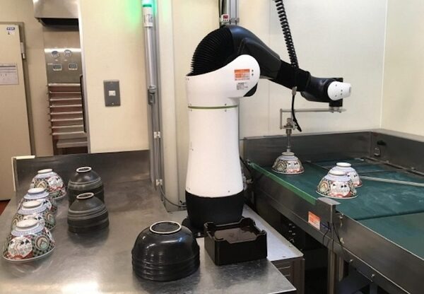 ライフロボティクスの協働ロボット「CORO」が吉野家の食器洗浄工程へ導入