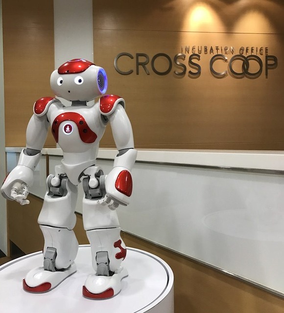 レンタルオフィスのCROSSCOOP SINGAPORE、 受付業務省力化に向けてNAOを使った実験開始