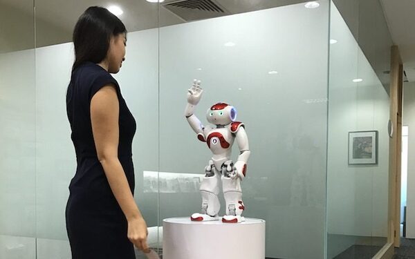 レンタルオフィスのCROSSCOOP SINGAPORE、 受付業務省力化に向けてNAOを使った実験開始