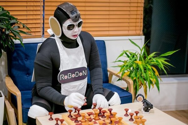 ロボットスタートが次世代ロボット型人間「ロボドン（RoBoDoN）」を開発！
