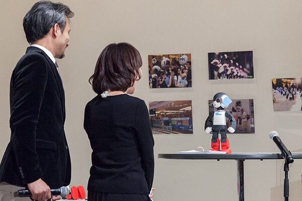 ロビ2の新機能や開発にかけた想い、人工知能やキャラクターロボットについて語る「ロボットクリエイター高橋智隆氏トークショー」