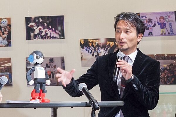 ロビ2の新機能や開発にかけた想い、人工知能やキャラクターロボットについて語る「ロボットクリエイター高橋智隆氏トークショー」