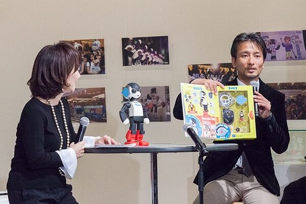 ロビ2の新機能や開発にかけた想い、人工知能やキャラクターロボットについて語る「ロボットクリエイター高橋智隆氏トークショー」