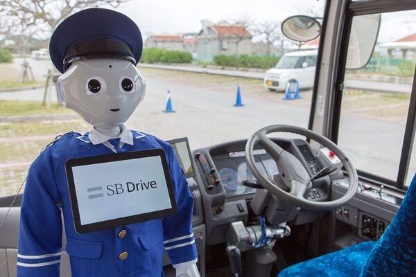 ソフトバンクグループの自動運転会社「SBドライブ」、沖縄で自動運転バスの試乗会を開催！ 車掌は「Pepper」