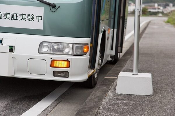 ソフトバンクグループの自動運転会社「SBドライブ」、沖縄で自動運転バスの試乗会を開催！ 車掌は「Pepper」