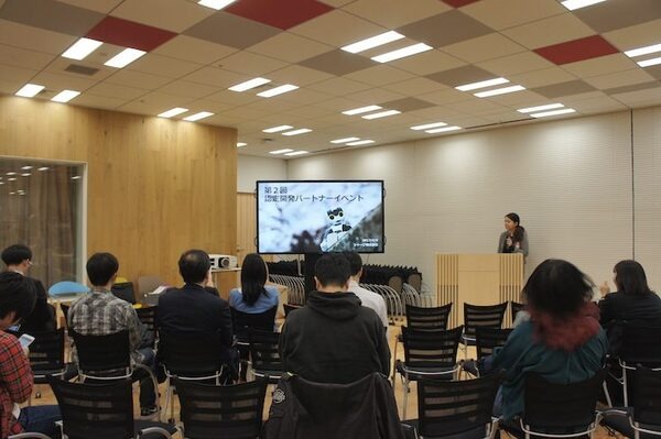 ロボホン「第2回認定開発パートナーオフ会」が開催！ SDKは英語・中国語対応、ロボホン専用「盗難防止台」の試作も