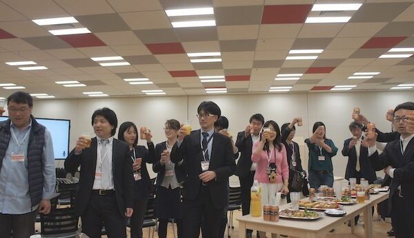 ロボホン「第2回認定開発パートナーオフ会」が開催！ SDKは英語・中国語対応、ロボホン専用「盗難防止台」の試作も