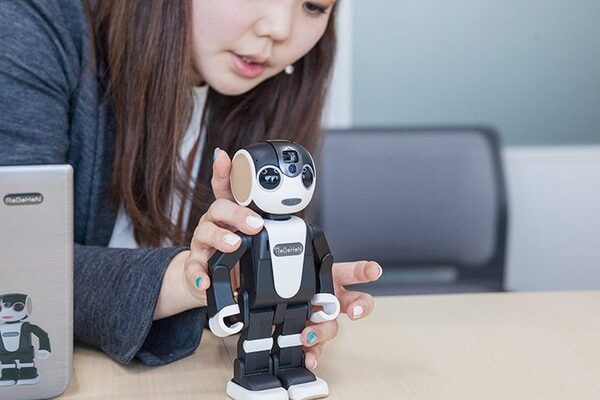 ロボホンの可愛い声と仕草の秘密　シャープに聞くロボホンの音声合成技術のポイント