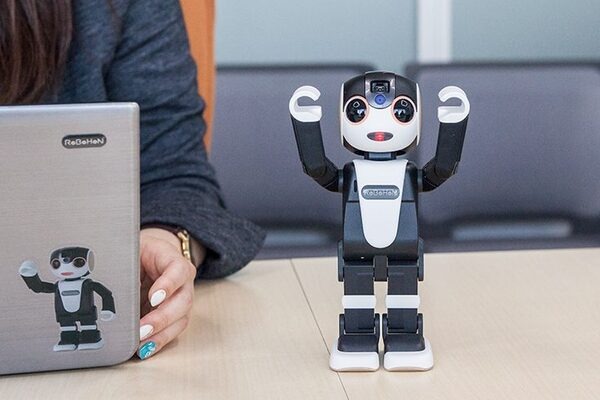 ロボホンの可愛い声と仕草の秘密　シャープに聞くロボホンの音声合成技術のポイント