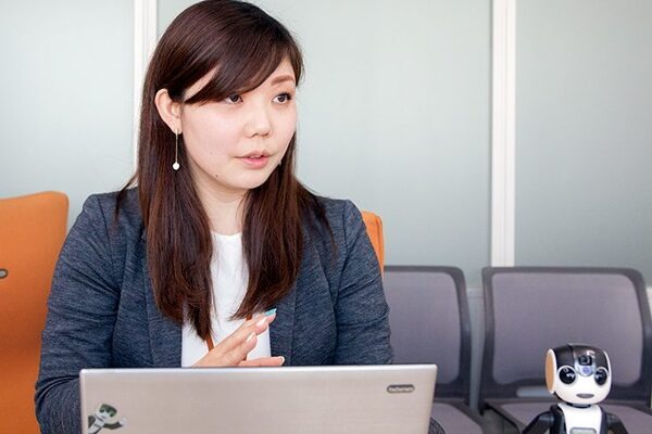 ロボホンの可愛い声と仕草の秘密　シャープに聞くロボホンの音声合成技術のポイント