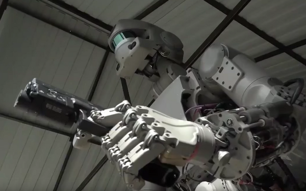 【おそロシア】ロシアの軍事ロボットが二丁拳銃を扱い、車を運転する動画が公開