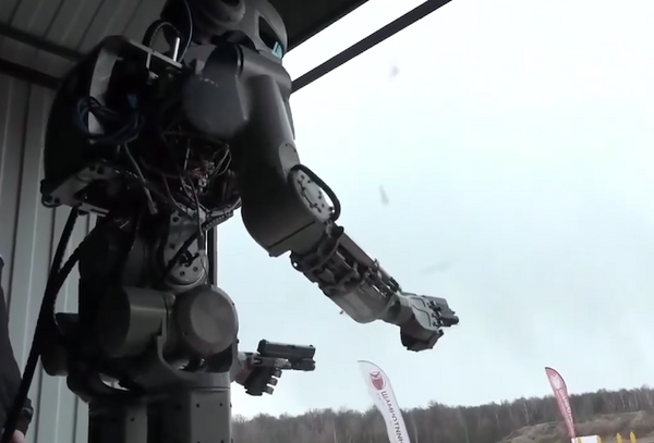 【おそロシア】ロシアの軍事ロボットが二丁拳銃を扱い、車を運転する動画が公開