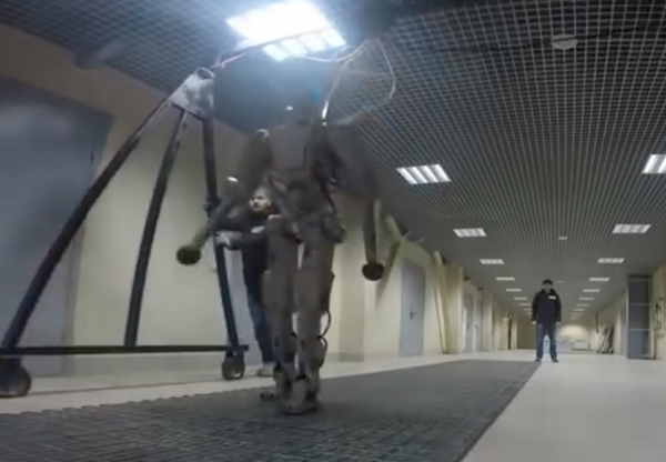 【おそロシア】ロシアの軍事ロボットが二丁拳銃を扱い、車を運転する動画が公開