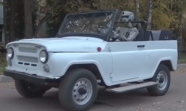 【おそロシア】ロシアの軍事ロボットが二丁拳銃を扱い、車を運転する動画が公開