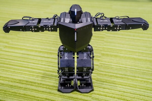Arduino互換ボード搭載のヒューマノイドロボット「IRONBOY」がやってきた