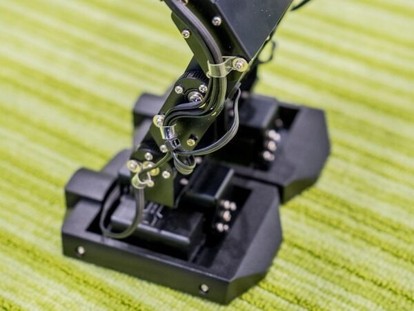 Arduino互換ボード搭載のヒューマノイドロボット「IRONBOY」がやってきた