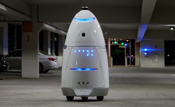 まさにロボコップ！Knightscopeの警備ロボットK5が見事な仕事！