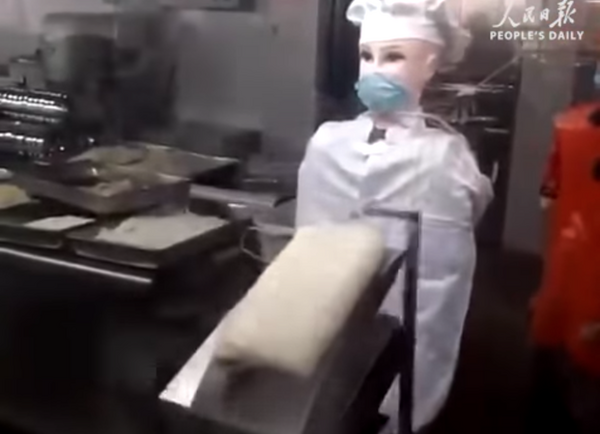 中国の「刀削麺ロボ」誕生！ 正確で速いけど・・・顔いらなくね？