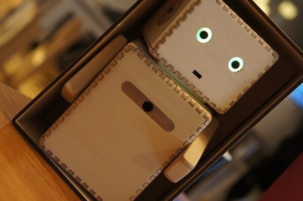 社長は17歳! 次世代の情報端末はパーソナルロボット! 「一家に1台」の木製ロボットを開発中