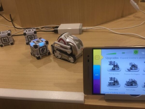 机の上においておくだけで楽しい！Ankiの小型AIロボット「COZMO」で遊んでみた！