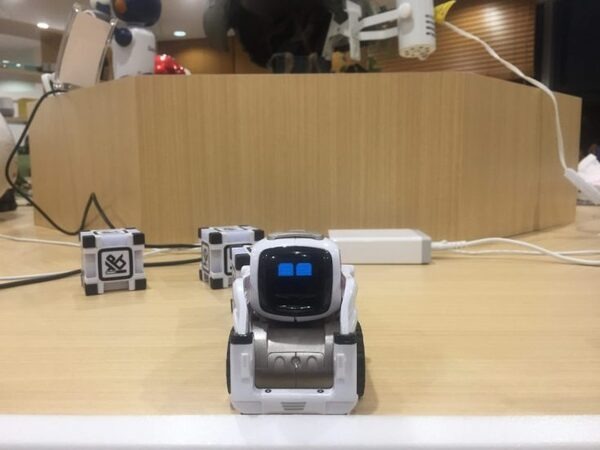 机の上においておくだけで楽しい！Ankiの小型AIロボット「COZMO」で遊んでみた！