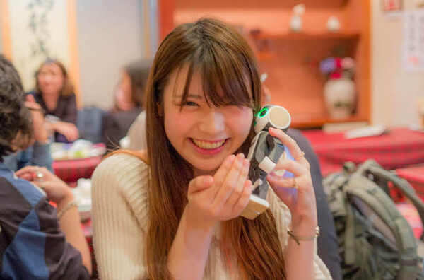 シャープのロボホン、1周年記念プロジェクトで限定アイテムを販売開始！ 記念スーツやロボホン用小物も