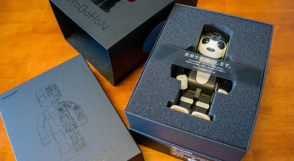 シャープのロボホン、1周年記念プロジェクトで限定アイテムを販売開始！ 記念スーツやロボホン用小物も