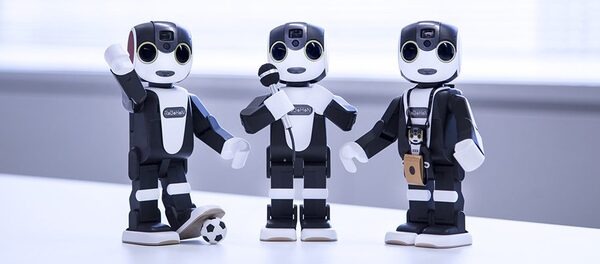 シャープのロボホン、1周年記念プロジェクトで限定アイテムを販売開始！ 記念スーツやロボホン用小物も