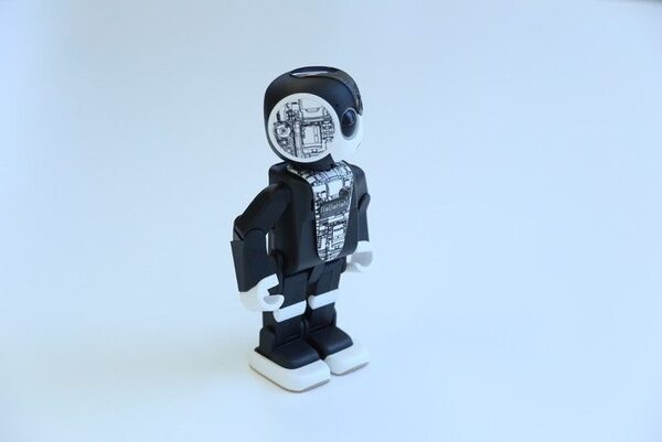 シャープのロボホン、1周年記念プロジェクトで限定アイテムを販売開始！ 記念スーツやロボホン用小物も