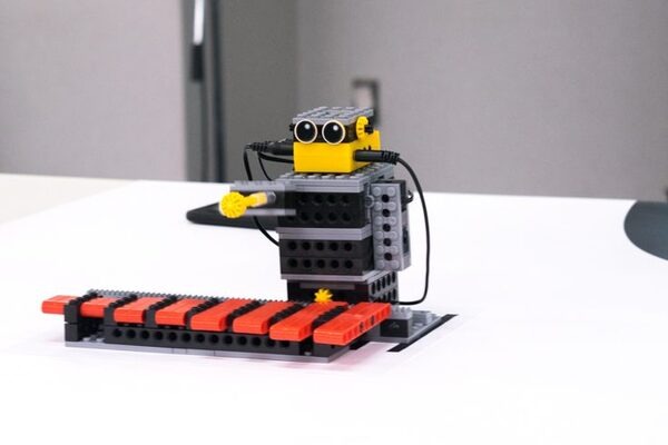 高橋智隆氏が語る「ロボットクリエイターに必要な素質」とは？ ヒューマンアカデミーロボット教室の新コースは9月開始