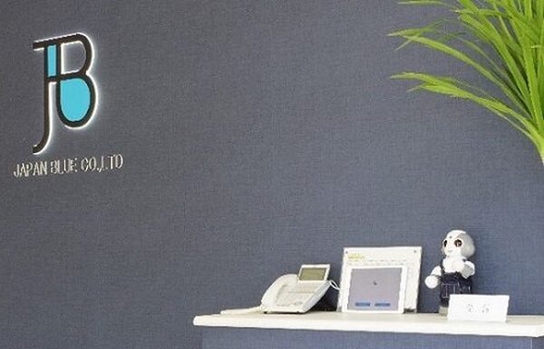 【かわいい】「Kibiro(キビロ)」がデニム衣装でお出迎え！ジャパンブルー新社屋受付のコンシェルジュに抜擢