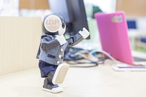 【ロボホン】1周年記念ロボホン専用スーツを着せてみた！ 服を着たまま逆立ちも出来る