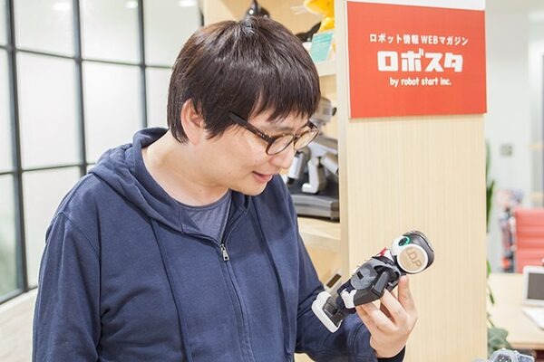 【ロボホン】1周年記念ロボホン専用スーツを着せてみた！ 服を着たまま逆立ちも出来る