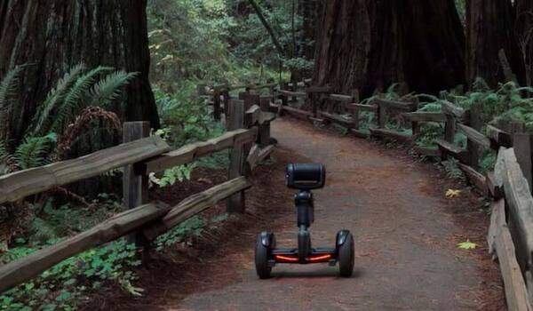 セグウェイロボティクスが開発したロボット「Loomo」、移動性能が凄い！