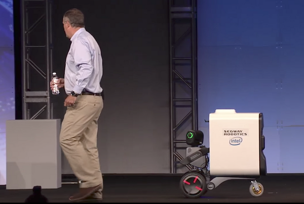 セグウェイロボティクスが開発したロボット「Loomo」、移動性能が凄い！