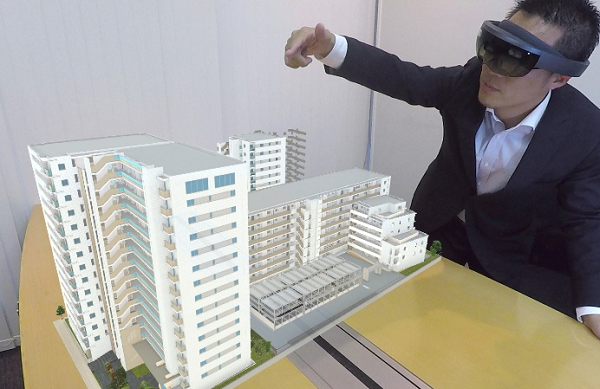 日本初！マイクロソフト・ホロレンズをマンション販売に活用!!建設予定地に原寸大の建物がMRで出現！野村不動産らが発表