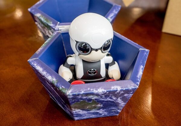 【速攻レビュー】トヨタのコミュニケーションロボット「KIROBO mini(キロボミニ)」入手しました！