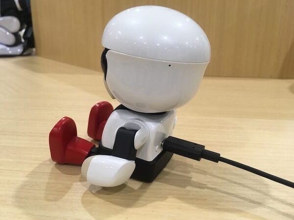 【超速レビュー】本日出荷開始！ トヨタのロボット「KIROBO mini(キロボミニ)」とお話してみました