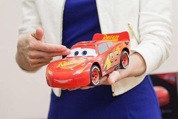 【驚愕】ディズニー/ピクサー映画「カーズ／クロスロード」の主役をスフィロが超リアルに再現！ただのラジコンカーとは大違い、日本語版は6/23発売