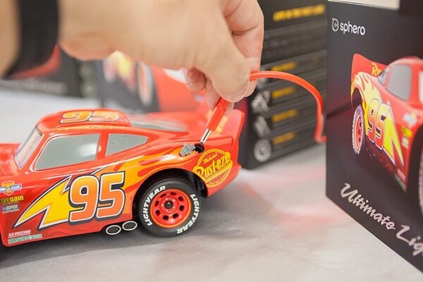 【驚愕】ディズニー/ピクサー映画「カーズ／クロスロード」の主役をスフィロが超リアルに再現！ただのラジコンカーとは大違い、日本語版は6/23発売